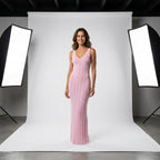 Vestido rosa de tirantes, escote V suave y tejido canalé largo