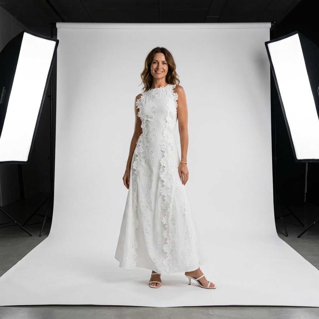 Vestido blanco sin mangas con encaje floral, cuello alto y falda evasé