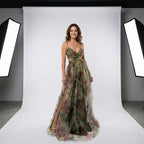Vestido Belle Époque verde con estampado floral, tirantes finos y abertura frontal