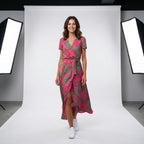 Vestido Fleur d'Été verde con estampado tropical, escote en V y cinturón con lazo