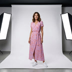 Vestido Fleur d'Été rosa con estampado fino, escote en V y cinturón con lazo