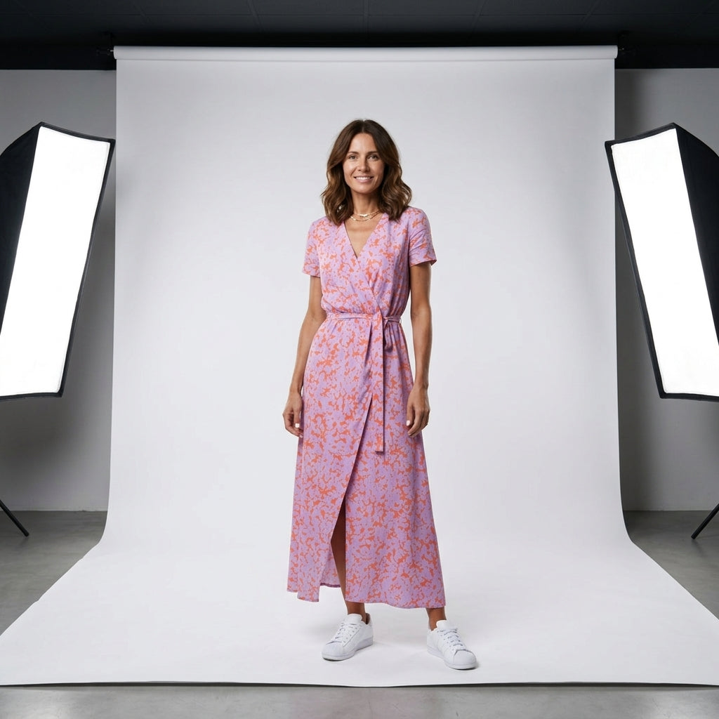 Vestido Fleur d'Été rosa con estampado fino, escote en V y cinturón con lazo