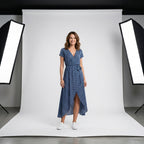 Vestido Fleur d'Été azul con lunares blancos, escote en V y falda cruzada