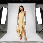 Vestido Élan amarillo claro con cuello halter y abertura frontal larga