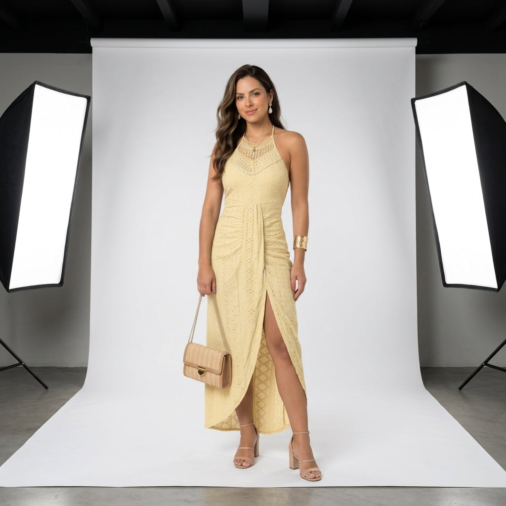 Vestido Élan amarillo claro con cuello halter y abertura frontal larga