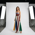 Vestido largo bandeau con franja multicolor superior y falda plisada.