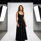 Vestido negro sin mangas, escote cuadrado y falda midi con vuelo.