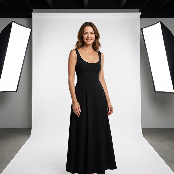 Vestido negro sin mangas, escote cuadrado y falda midi con vuelo.