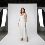 Vestido blanco sin mangas con escote cuadrado y falda midi acampanada.