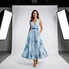 Vestido Soleil sin mangas con escote en V cruzado y falda plisada estampada azul