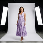 Vestido Soleil sin mangas con escote cruzado y falda plisada, estampado lila