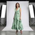 Vestido Soleil sin mangas, escote en V cruzado, falda plisada con estampado verde
