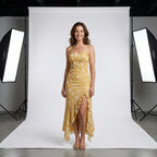 Vestido amarillo con tirantes finos y estampado claro, falda asimétrica con abertura