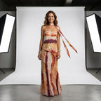 Vestido satinado tie-dye sin tirantes con lazo colgante en el pecho