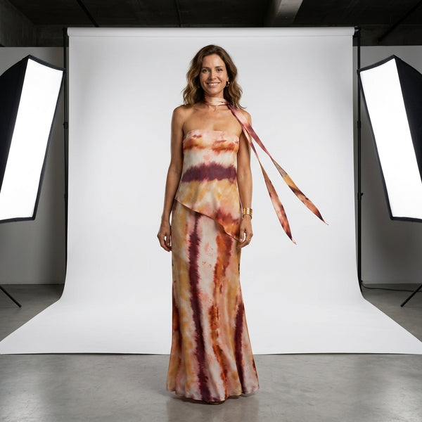 Vestido satinado tie-dye sin tirantes con lazo colgante en el pecho