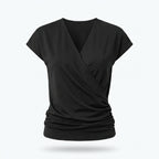 Blusa negra de cuello en V cruzado y manga corta, frunce lateral en la cintura