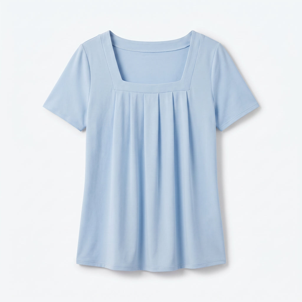 Blusa azul claro con escote cuadrado y pliegues en el pecho