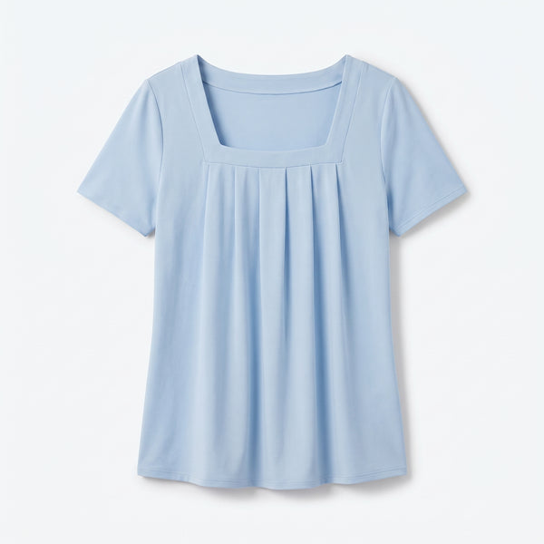 Blusa azul claro con escote cuadrado y pliegues en el pecho