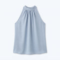 Top halter azul claro sin mangas, escote alto fruncido y caída suelta
