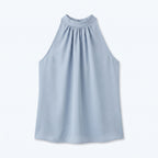 Top halter azul claro sin mangas, escote alto fruncido y caída suelta