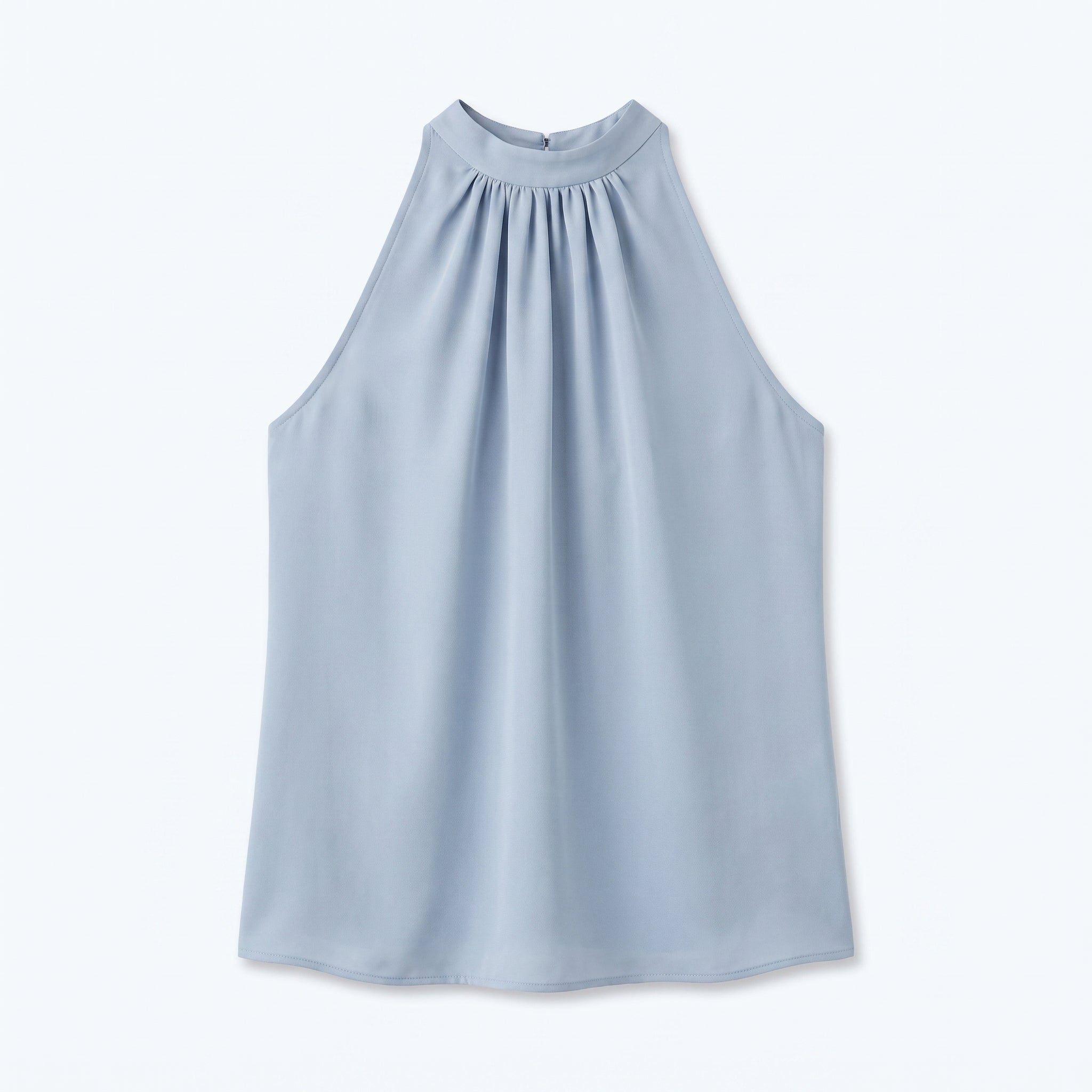 Top halter azul claro sin mangas, escote alto fruncido y caída suelta