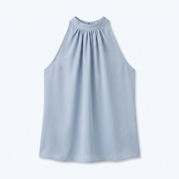 Top halter azul claro sin mangas, escote alto fruncido y caída suelta