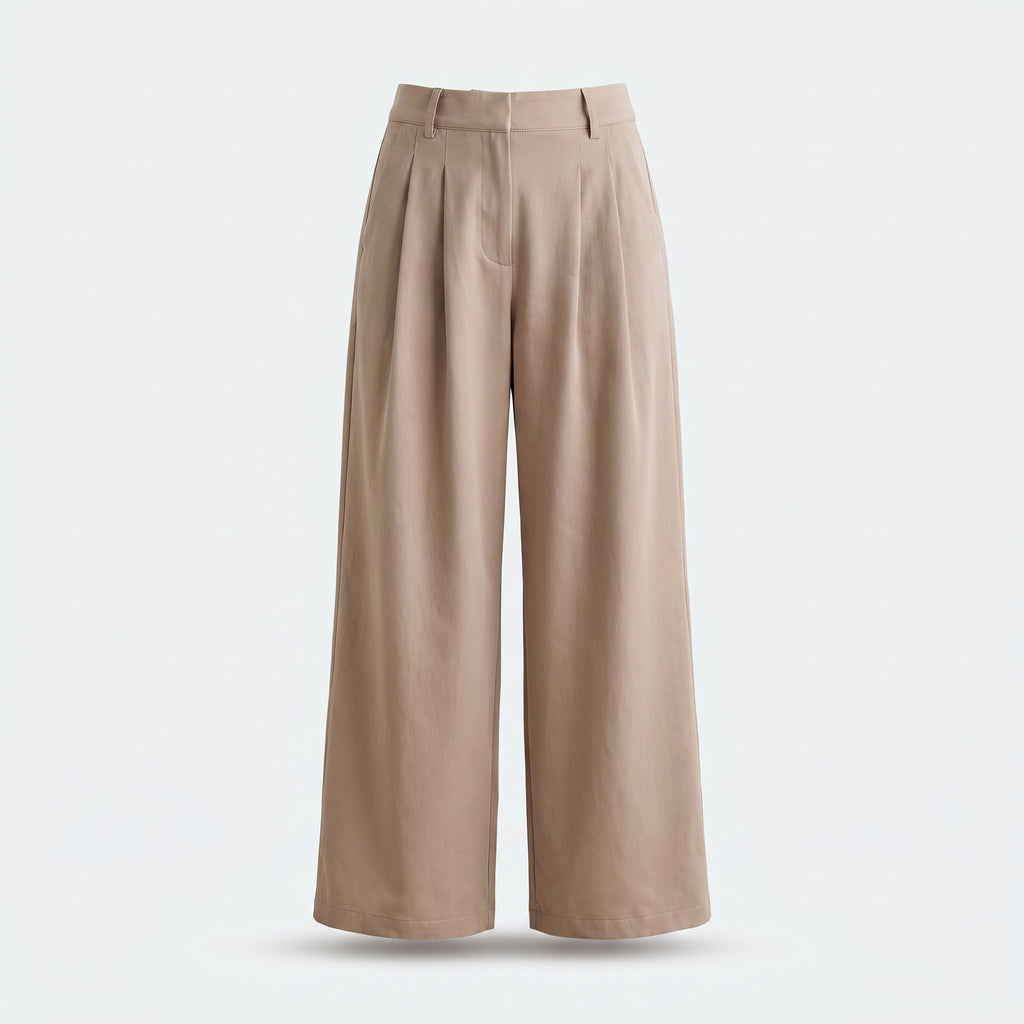 Pantalón beige de tiro alto con pinzas y pernera ancha recta.