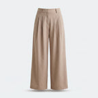Pantalón beige de tiro alto con pinzas y pernera ancha recta.