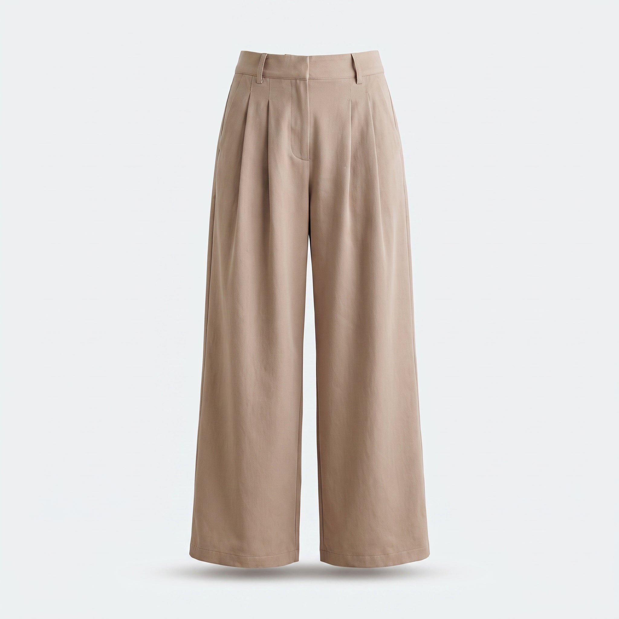 Pantalón beige de tiro alto con pinzas y pernera ancha recta.