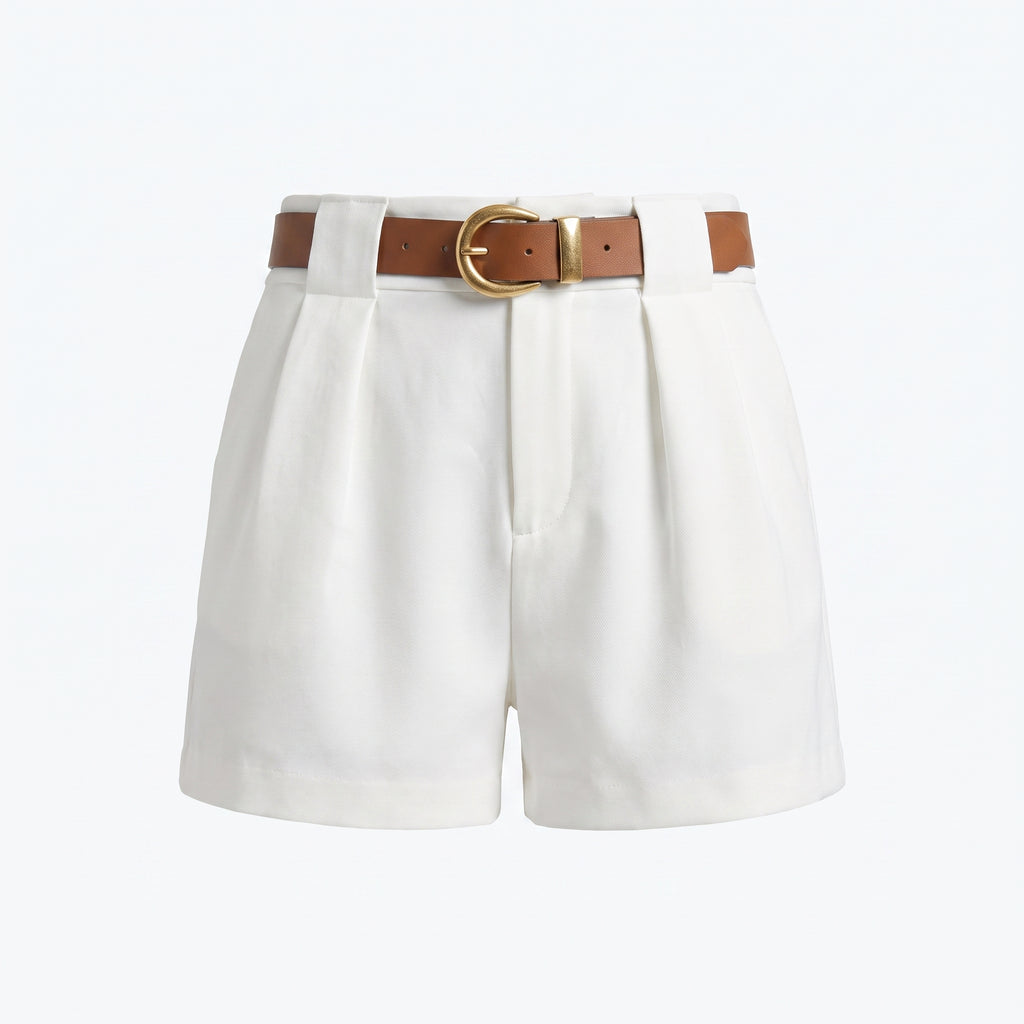 Shorts blancos con pinzas y cinturón marrón con hebilla dorada, vista frontal