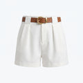 Shorts blancos con pinzas y cinturón marrón con hebilla dorada, vista frontal