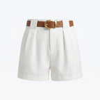 Shorts blancos con pinzas y cinturón marrón con hebilla dorada, vista frontal