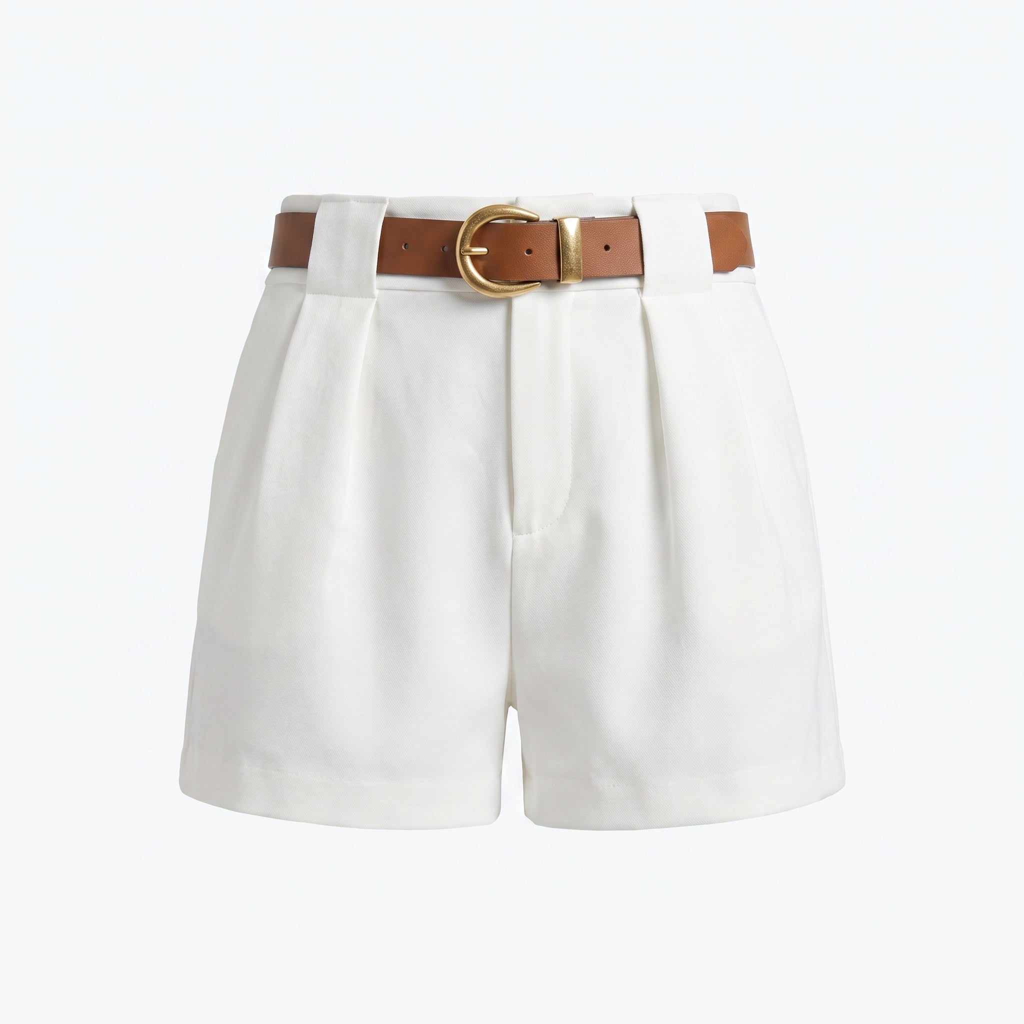 Shorts blancos con pinzas y cinturón marrón con hebilla dorada, vista frontal