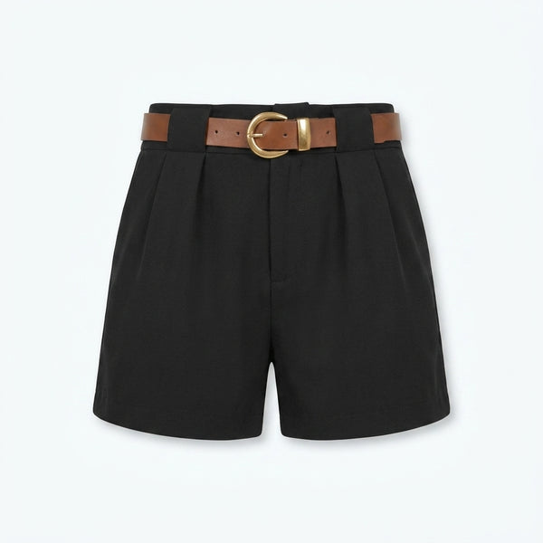 Shorts plisados negros con cinturón de hebilla dorada