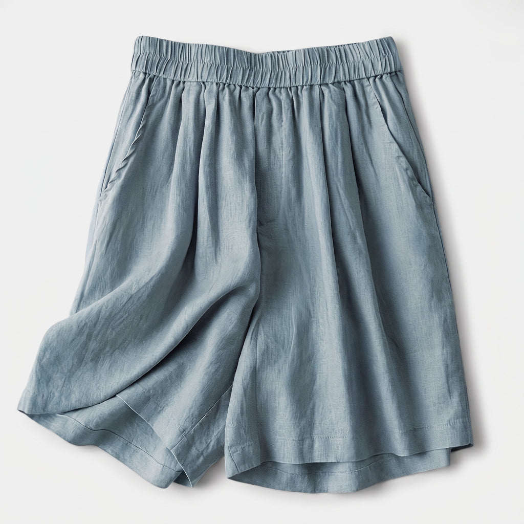 Pantalón corto de lino azul celeste con cinturilla elástica y fruncidos, dobladillo recto.