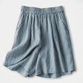 Pantalón corto de lino azul celeste con cinturilla elástica y fruncidos, dobladillo recto.