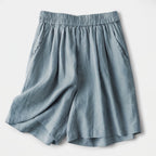 Pantalón corto de lino azul celeste con cinturilla elástica y fruncidos, dobladillo recto.