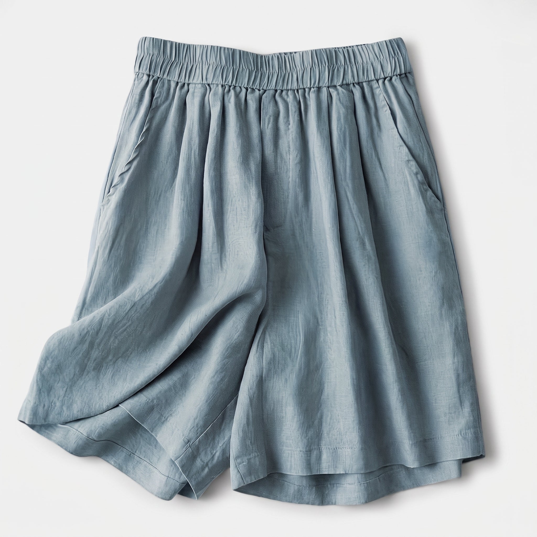 Pantalón corto de lino azul celeste con cinturilla elástica y fruncidos, dobladillo recto.