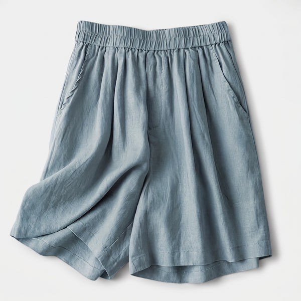 Pantalón corto de lino azul celeste con cinturilla elástica y fruncidos, dobladillo recto.