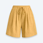 Short de tela mostaza con pretina elástica y cordón ajustable