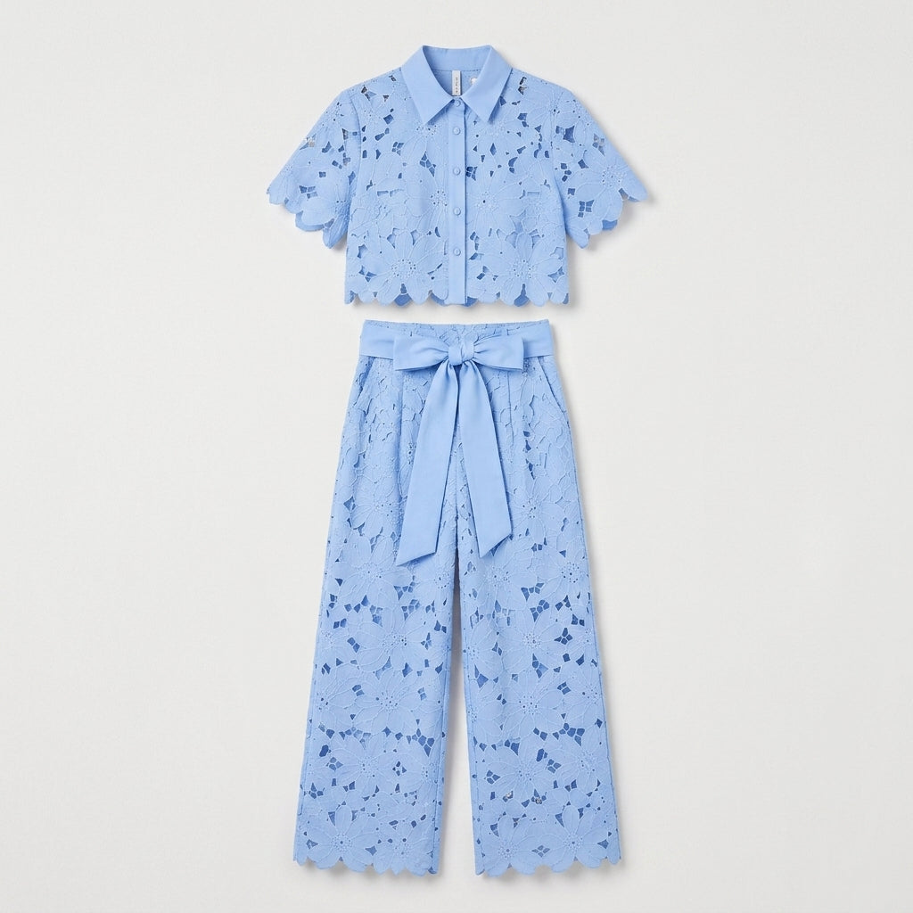 Conjunto a punto con bordado artesanal azul: camisa abotonada y pantalón ancho con lazo.