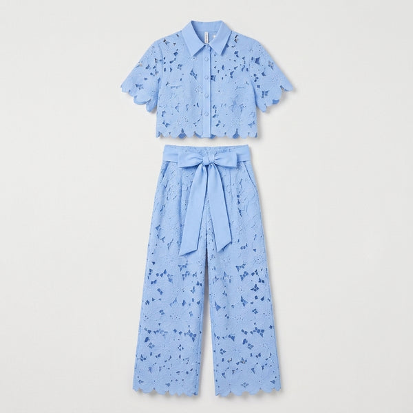 Conjunto a punto con bordado artesanal azul: camisa abotonada y pantalón ancho con lazo.