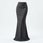 Falda maxi gris, silueta sirena y dobladillo recto visto de lado