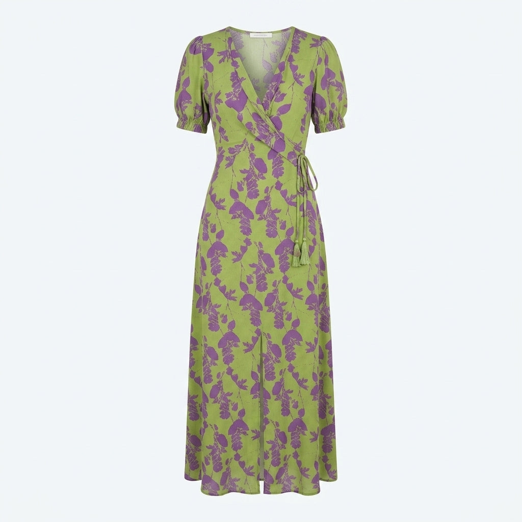 Vestido midi verde lima con estampado morado, mangas abullonadas y cordón fruncido en cintura.