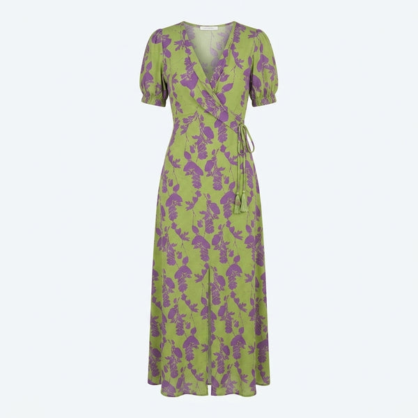 Vestido midi verde lima con estampado morado, mangas abullonadas y cordón fruncido en cintura.