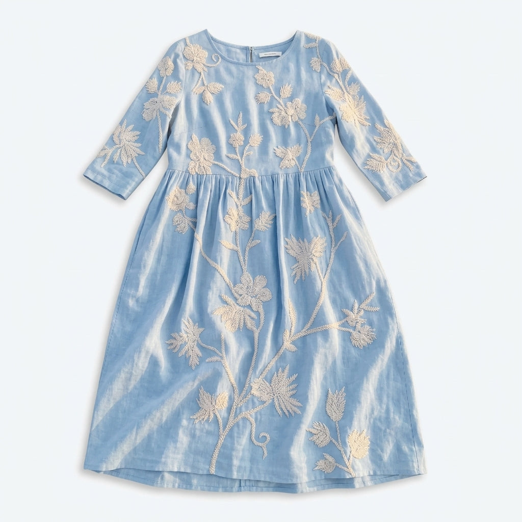Vestido floral Cátia azul con bordado beige de ramas y flores, falda con vuelo