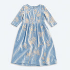 Vestido floral Cátia azul con bordado beige de ramas y flores, falda con vuelo