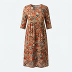Vestido Amalfi midi floral en plano, manga tres cuartos y cuello redondo.