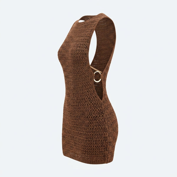 Vestido de punto marrón sin mangas, cuello redondo, abertura trasera con anillo metálico