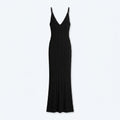 Vestido negro de punto canalé, escote en V y tirantes finos, largo